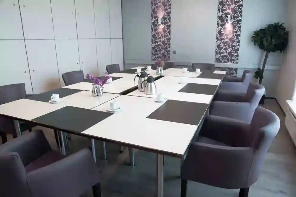 Verlaatzaal in vergaderopstelling