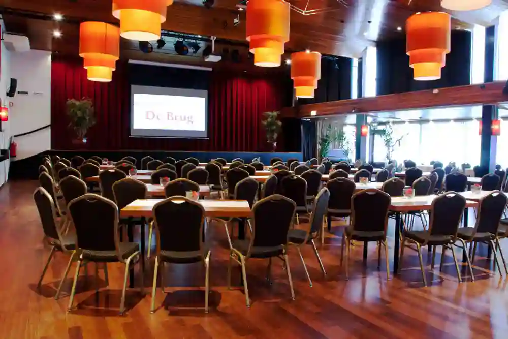 Wierickezaal met tafels en stoelen en beamer