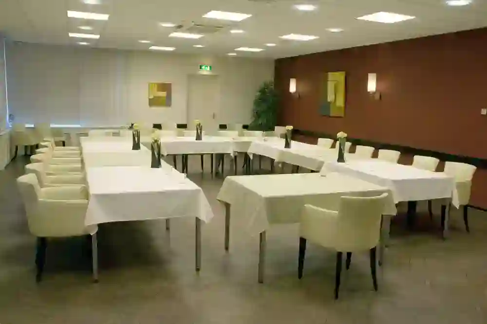 Wonnezaal in vergaderopstelling