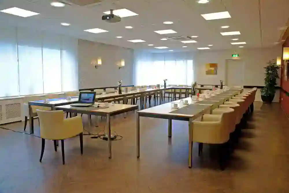 Wonnezaal in vergaderopstelling