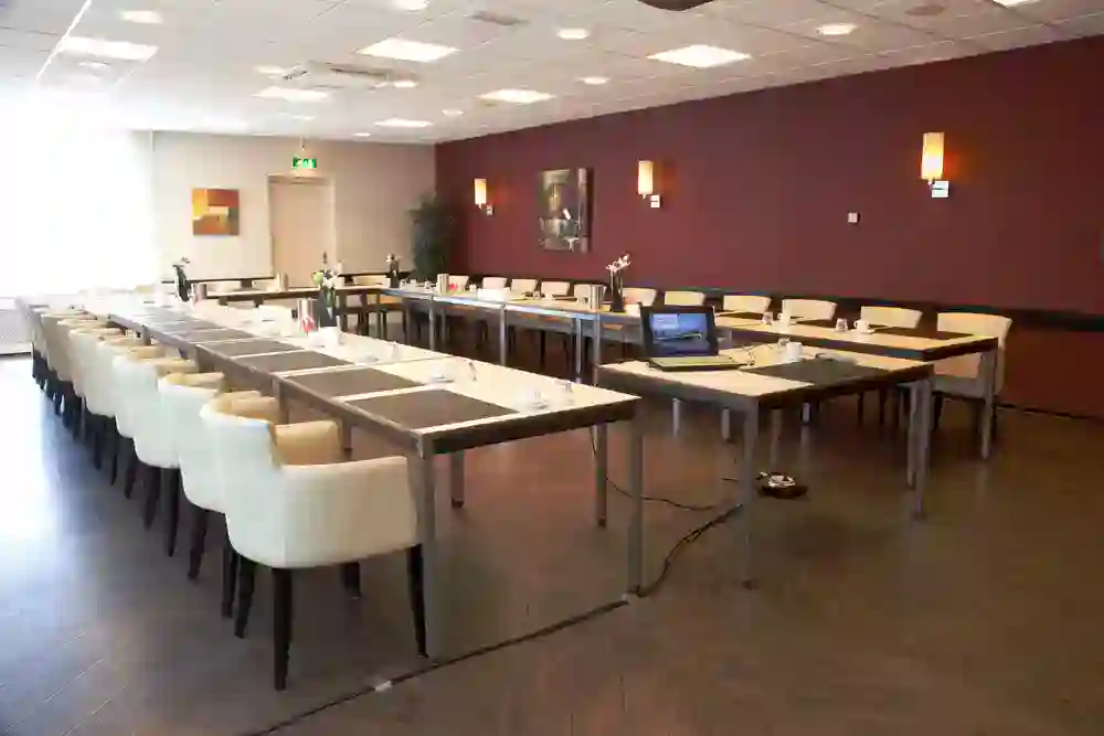 Wonnezaal in vergaderopstelling